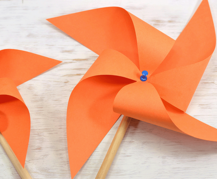 Molinillo de viento hecho con cartulina